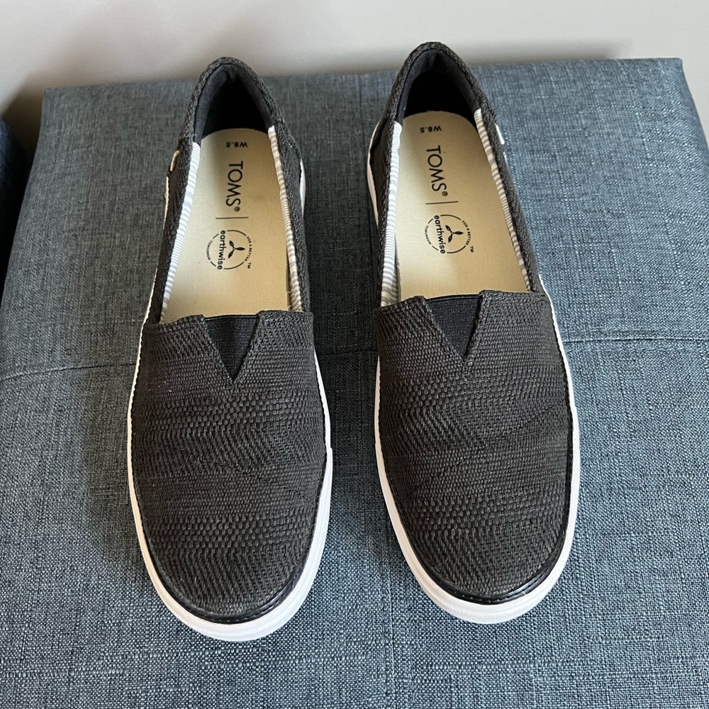 Toms women Parker slip on sneakers black size 8.5